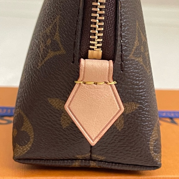 Louis Vuitton Cosmetic Pouch - Picture 7 of 11